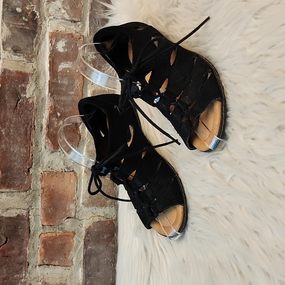 Earth Plover Wide Black Leather Sandals, Size 6B - Picture 7 of 17